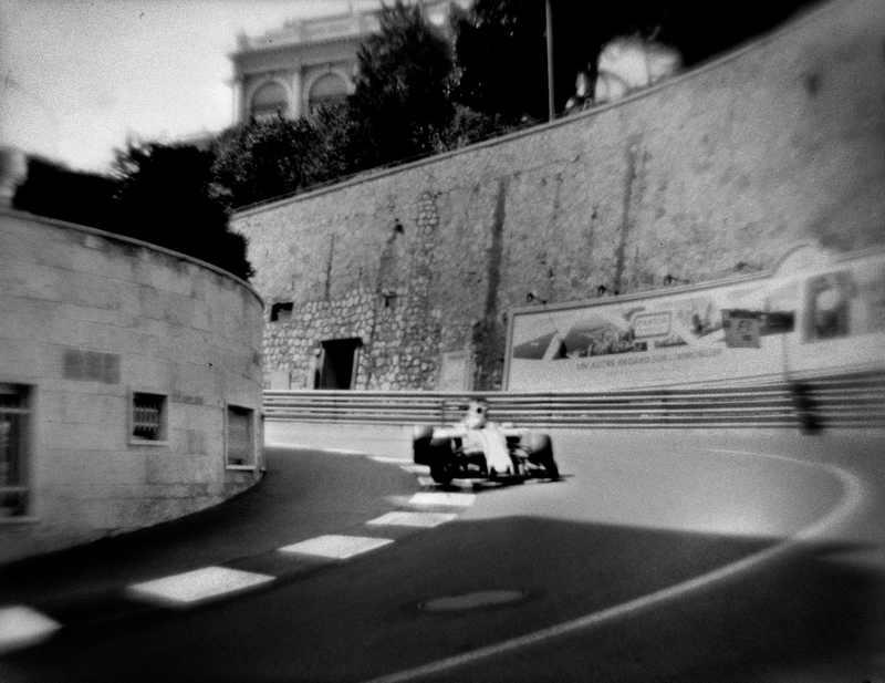 Illustration for article titled This Photographer Shoots 230 MPH Formula One Cars On A Camera From 1913
